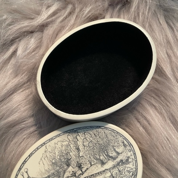 SOLD Vintage jewelry / trinket box with velvet lining - Picture 5 of 9